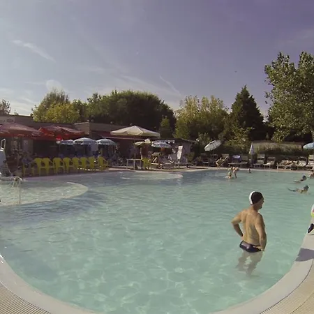 Village Torre Pendente Kamp alanı